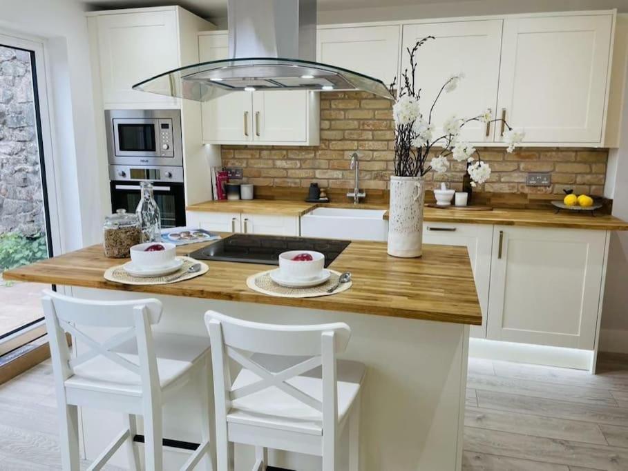 Charming Cottage Close To M4 Bridgend Bridgend  Eksteriør bilde