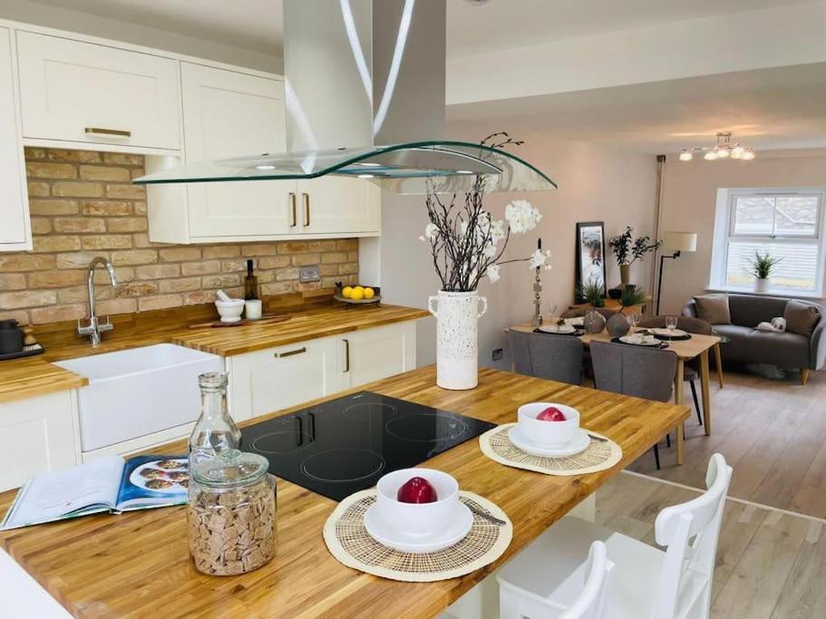 Charming Cottage Close To M4 Bridgend Bridgend  Eksteriør bilde